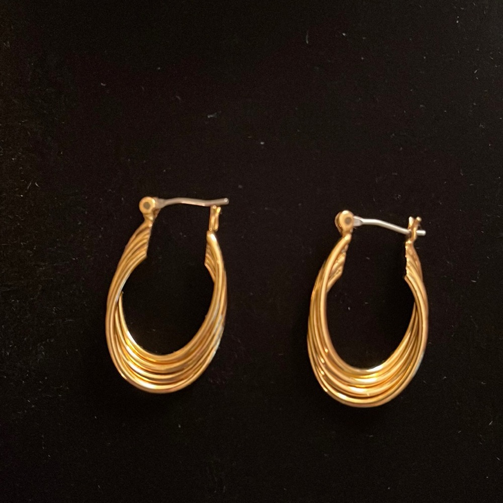 Pair of vintage Napier gold pierced earrings in Excellent condition